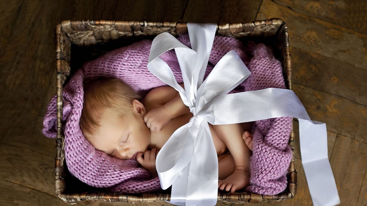 每個芬蘭人都是睡著由芬蘭政府贈送的「百寶箱Maternity Box」慢慢長大的。(圖/Finnish_Baby_Box粉絲專頁) 每個芬蘭人都是睡著由芬蘭政府贈送的「百寶箱Maternity Box」慢慢長大的。(圖/Finnish_Baby_Box粉絲專頁)