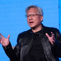 AIチップのリーダー企業であるNVIDIA(エヌビディア)のジェンスン・フアン(黄仁勳)CEOが、米中二大国のはざまで奔走し、わずか100日足らずでトランプ政権を説得。中国への「特別版」H20チップの販売を認めさせた。(画像/AP通信) AIチップのリーダー企業であるNVIDIA(エヌビディア)のジェンスン・フアン(黄仁勳)CEOが、米中二大国のはざまで奔走し、わずか100日足らずでトランプ政権を説得。中国への「特別版」H20チップの販売を認めさせた。(画像/AP通信)