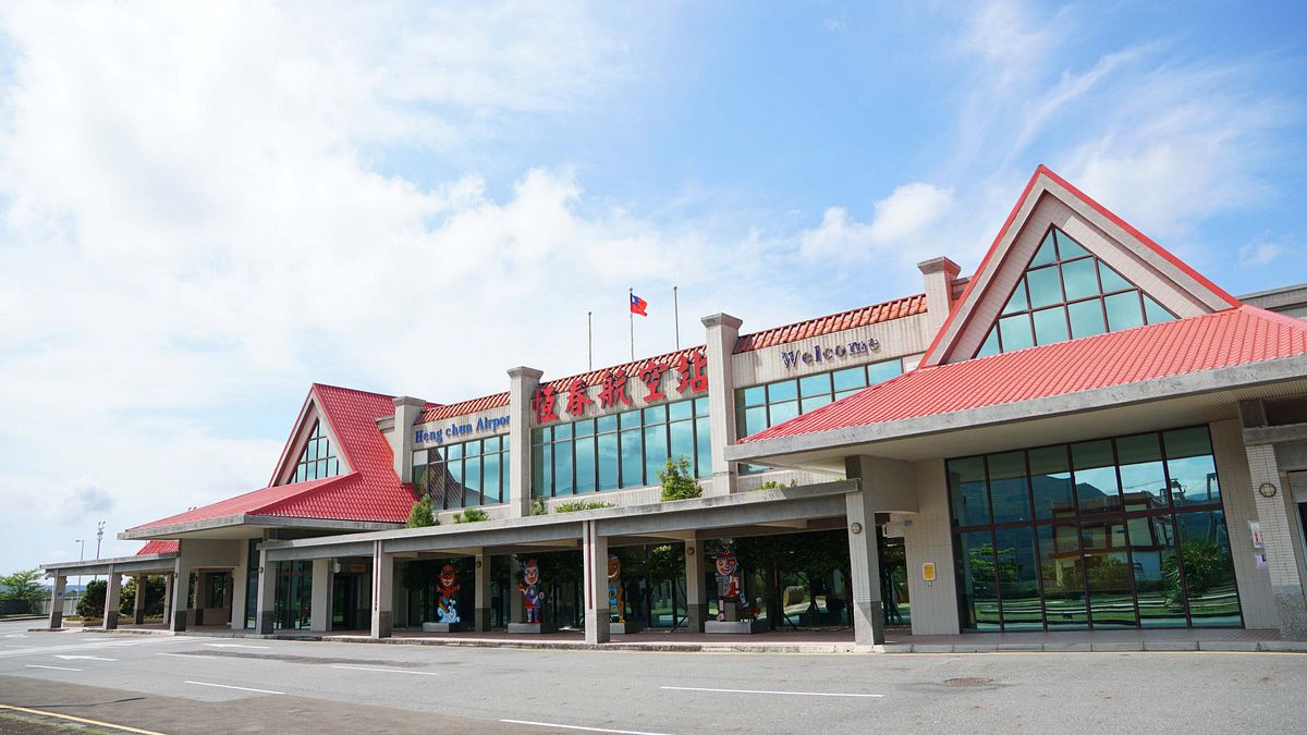 被譏為「蚊子機場」的恆春機場,交通部允諾給地方政府2年時間試辦國際包機,明年初期限將屆,若今年秋季恆春颳起強勁落山風,航班無法起降,交通部的2年期限就到期,恐走向關閉一途。(資料照,盧逸峰攝) 被譏為「蚊子機場」的恆春機場,交通部允諾給地方政府2年時間試辦國際包機,明年初期限將屆,若今年秋季恆春颳起強勁落山風,航班無法起降,交通部的2年期限就到期,恐走向關閉一途。(資料照,盧逸峰攝)