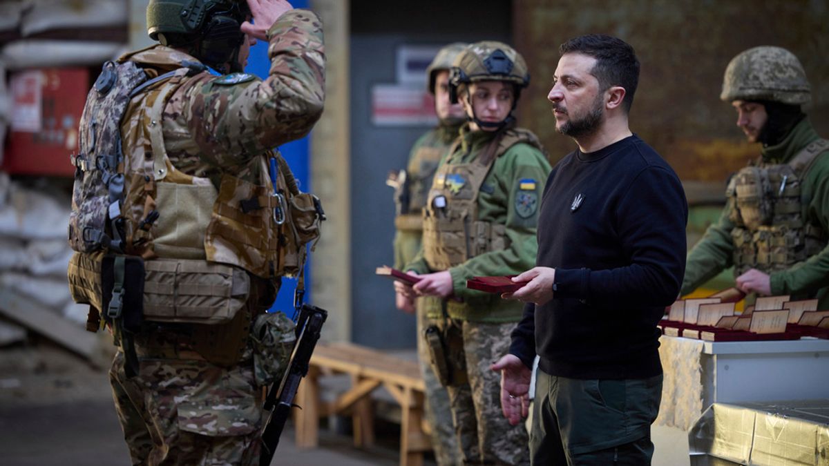 2023年4月18日,烏克蘭總統哲連斯基赴頓內次克前線視察。(美聯社) 2023年4月18日,烏克蘭總統哲連斯基赴頓內次克前線視察。(美聯社)
