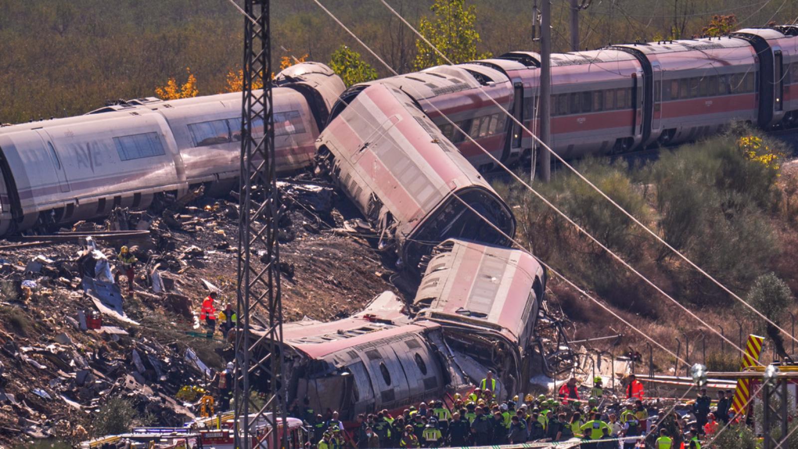 西班牙鐵路發生慘劇!兩列車相撞釀64死,同路線一年內二度重大事故