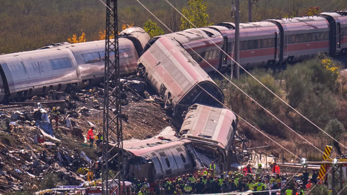 スペインで、停車していた列車に国鉄レンフェの高速列車が追突し、少なくとも30人が死亡した。(AP通信)