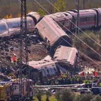 スペインで、停車していた列車に国鉄レンフェの高速列車が追突し、少なくとも30人が死亡した。(AP通信) スペインで、停車していた列車に国鉄レンフェの高速列車が追突し、少なくとも30人が死亡した。(AP通信)