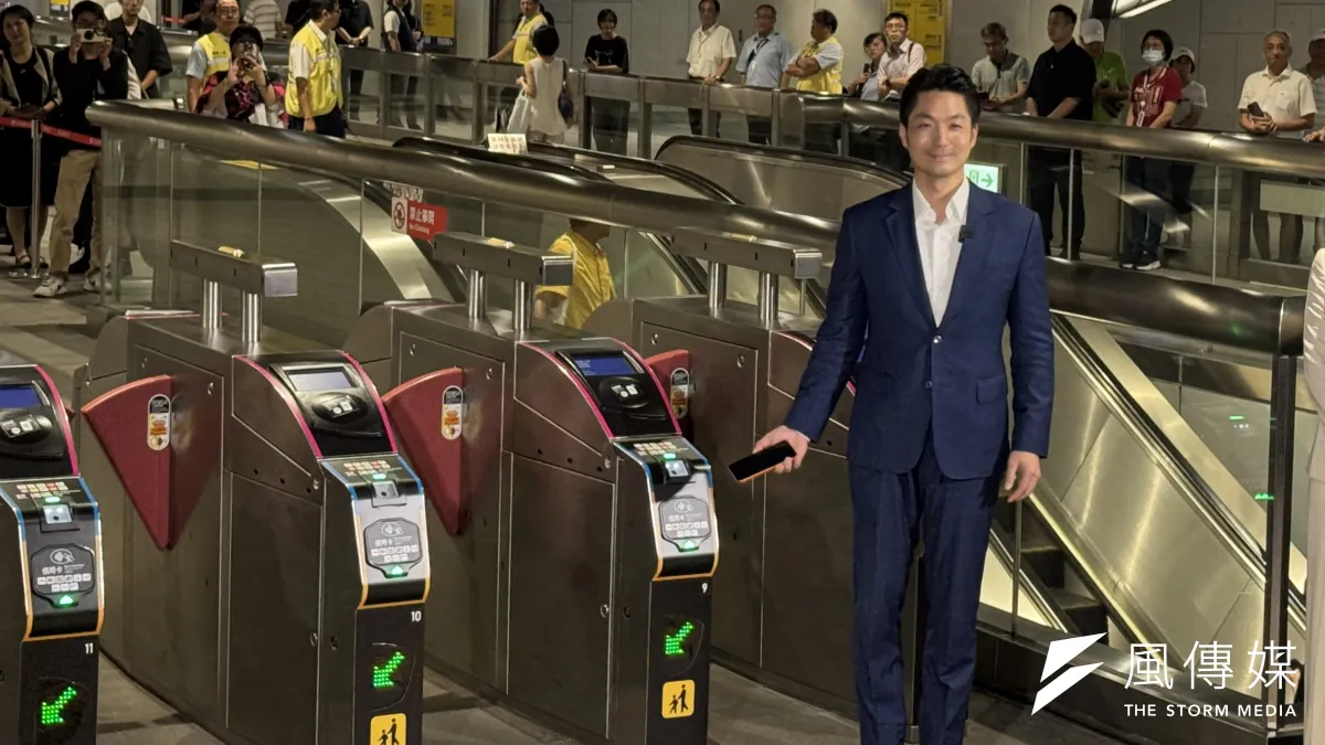 7月1日起,北捷全線正式支援Apple Pay、Google Pay、Samsung Pay等行動支付感應進站,台北市長蔣萬安出席記者會並親自示範。(劉芯衣攝)