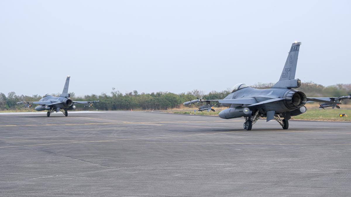 花蓮基地F-16戰機降落傳意外 空軍證實無人員傷亡:將加強模擬機訓練