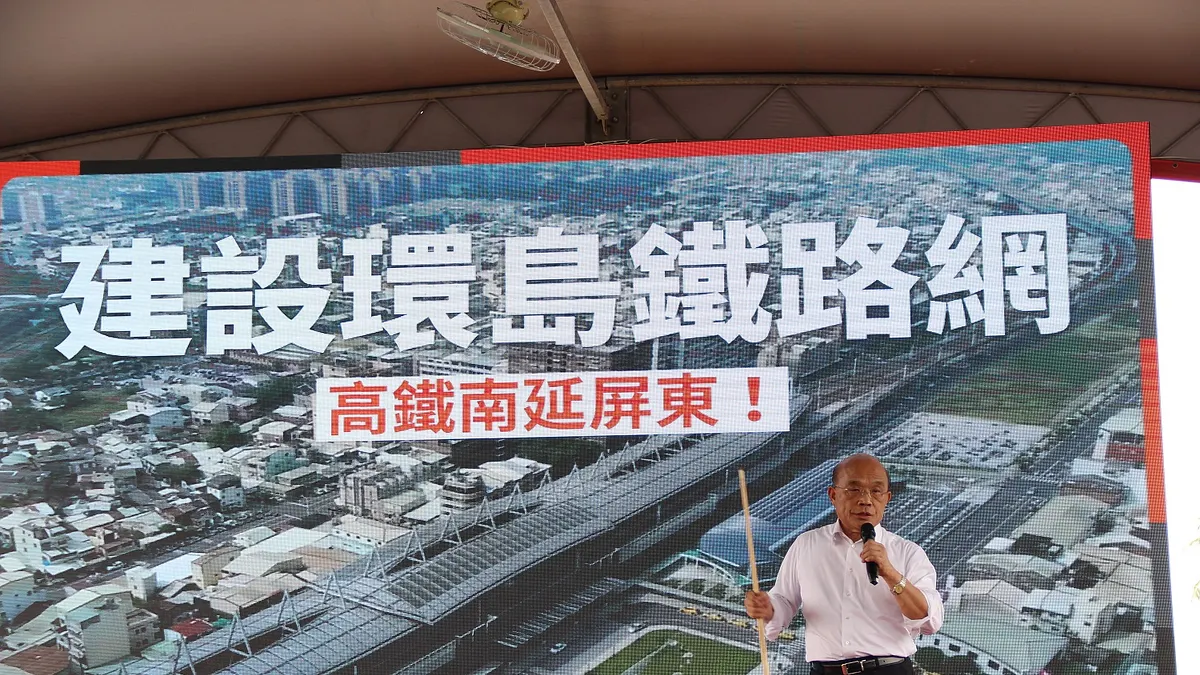行政院長蘇貞昌返回家鄉屏東,宣布高鐵將延伸到屏東,並要求路線盡速定案。(屏東縣政府提供)
