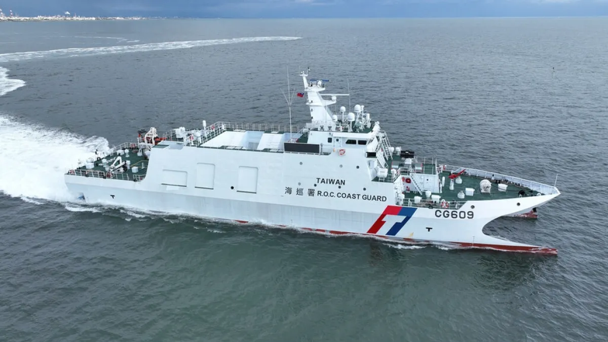 萬里艦及日本公務艇正在現場搜救。(圖/海巡署艦隊分署提供)