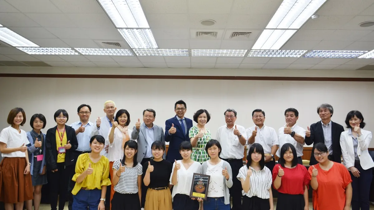 日本兵庫縣新溫泉町町長岡本英樹,2日率領16名團員前來屏東政府拜會。(圖/屏東縣政府觀光傳播處提供)