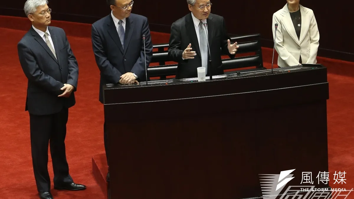 行政院長毛治國及法務部長羅瑩雪(右)3月3日列席立院總質詢。(吳逸驊攝)