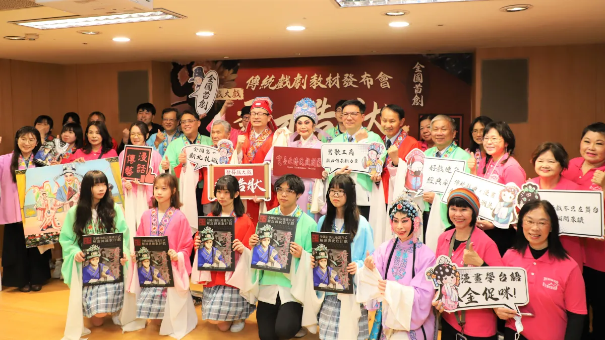 技職專業翻轉傳統藝術,教育局長張明文與出席活動貴賓及學生合影。(圖/新北市教育局提供)