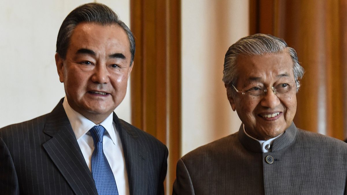 在訪中前夕,馬來西亞總統馬哈地直言盼能取消與中國簽訂的多項合作計畫,圖為馬哈地與中國外交部長王毅。(AP) 在訪中前夕,馬來西亞總統馬哈地直言盼能取消與中國簽訂的多項合作計畫,圖為馬哈地與中國外交部長王毅。(AP)