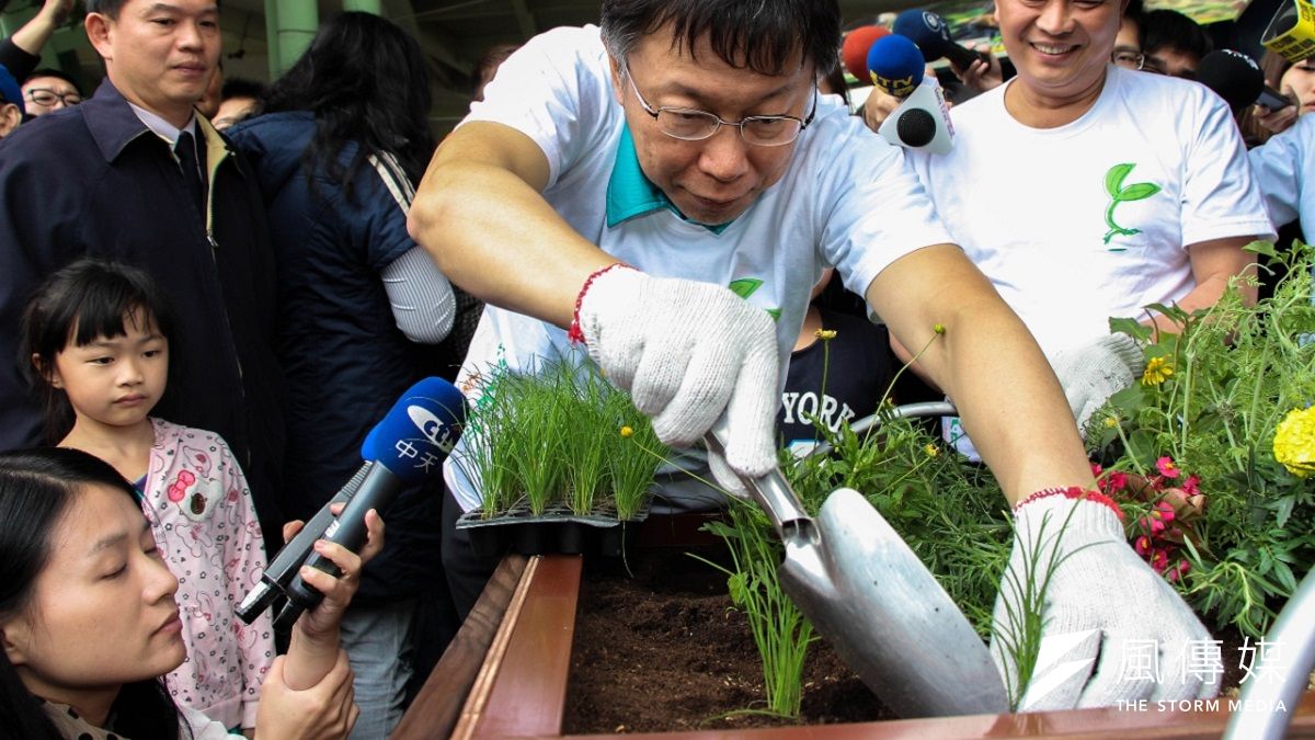 台北市長柯文哲啟動「小田園計畫」,與宜蘭縣合作,讓北市小學每週吃到一道有機蔬菜。(葉信菉攝) 台北市長柯文哲啟動「小田園計畫」,與宜蘭縣合作,讓北市小學每週吃到一道有機蔬菜。(葉信菉攝)