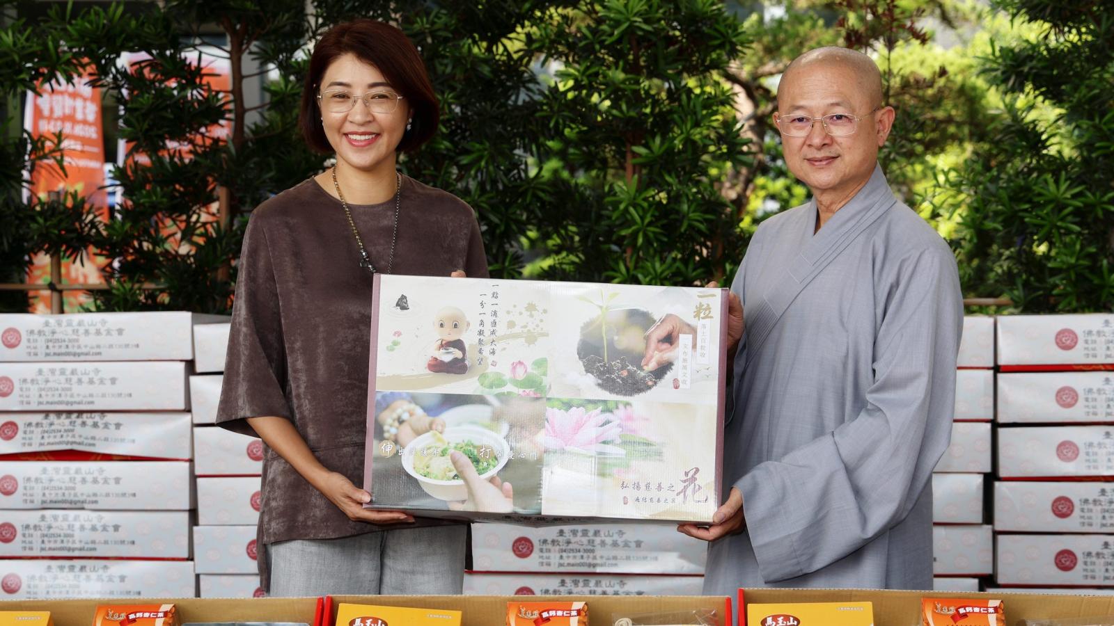 靈巖山寺攜手淨心慈善基金會重陽送暖 許淑華感謝協力縣府關懷獨居長輩