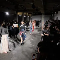 東京都が2026年度「NFDT」「SFDA」の作品募集を開始し、賞金やパリでの発表支援、制作補助など多角的なプログラムで次世代デザイナーを育成する。(写真/東京都 「Next Fashion Designer of Tokyo」 「Sustainable Fashion Design Award」 広報事務局提供) 東京都が2026年度「NFDT」「SFDA」の作品募集を開始し、賞金やパリでの発表支援、制作補助など多角的なプログラムで次世代デザイナーを育成する。(写真/東京都 「Next Fashion Designer of Tokyo」 「Sustainable Fashion Design Award」 広報事務局提供)