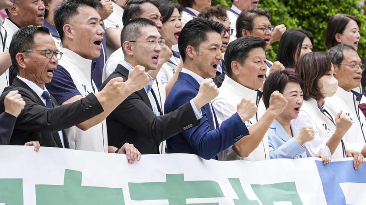 藍白立委與地方首長號召民眾上街反毒油。(中央社)