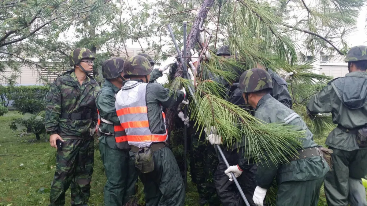 救災防災復建時,國軍站在第一線;年金改革時,竟也成為第一線被改革的對象。(圖為尼伯特颱風時,救災的國軍/國防部發言人臉書)