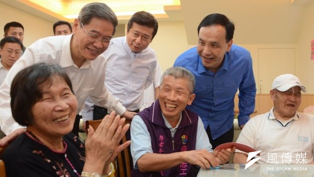 中國國台辦主任張志軍在新北市長朱立倫的陪同下走訪基層,與老幼婦孺交流。(宋小海攝) 中國國台辦主任張志軍在新北市長朱立倫的陪同下走訪基層,與老幼婦孺交流。(宋小海攝)