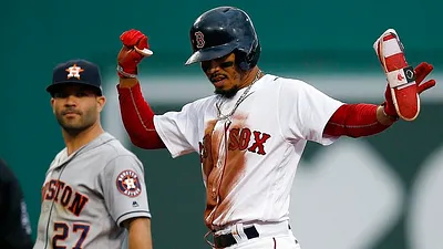 紅襪貝茲(右),創下連續4季40+二壘安打紀錄,也是歷史第一人40二壘安打20盜壘紀錄的球員。(美聯社)