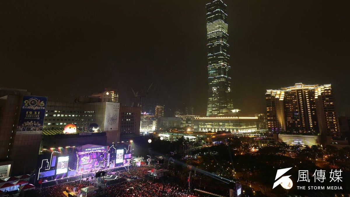 2016跨年演唱會從晚間7點開始,一直HI到凌晨1點,今年台北捷運載運量可望達320萬人次。(顏麟宇攝) 2016跨年演唱會從晚間7點開始,一直HI到凌晨1點,今年台北捷運載運量可望達320萬人次。(顏麟宇攝)