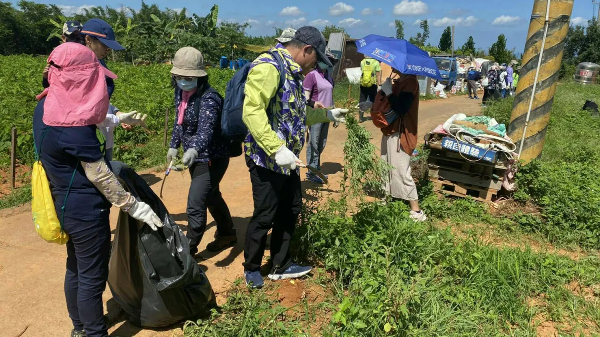 解決外來植物入侵,台中市府農業局跟台灣野鳥協會、靜宜大學通識教育中心、荒野保護協會台中分會等合作,帶領民眾實地體驗移除入侵植物。(圖/臺中市政府提供)