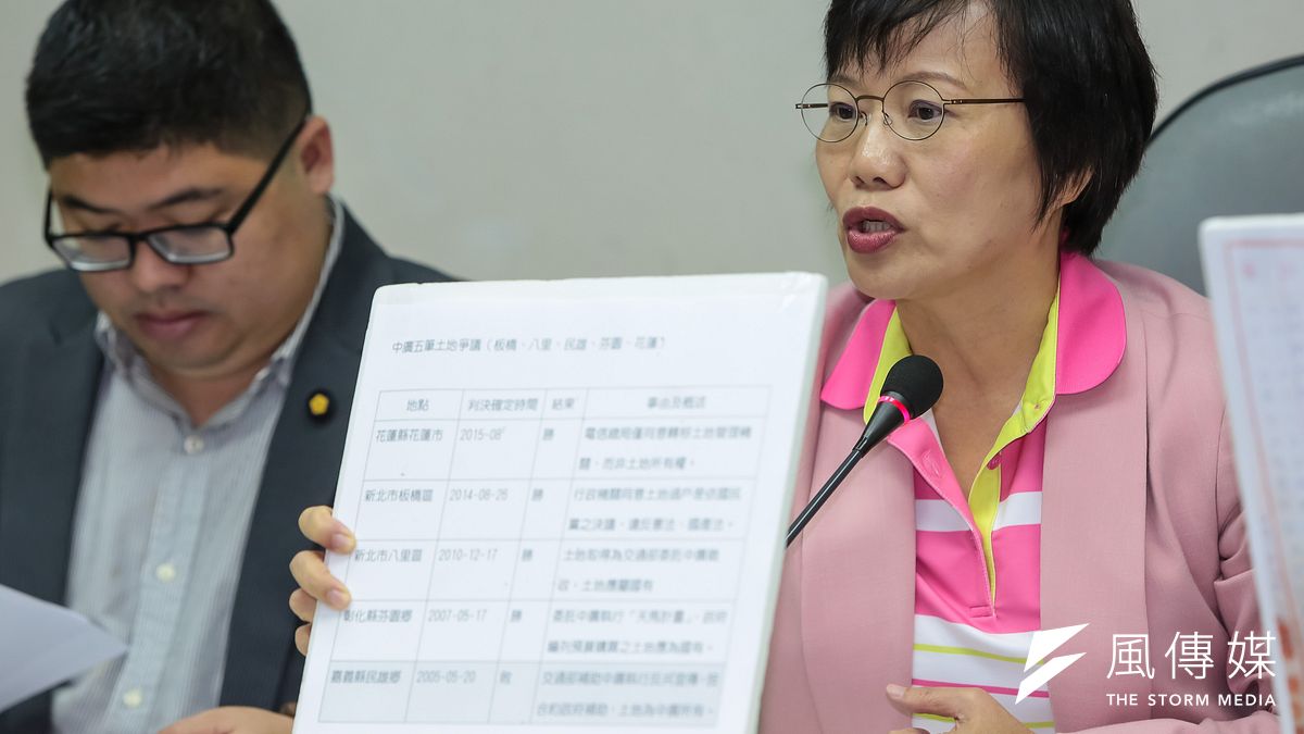 民進黨立委劉世芳等人5日舉證,當年政府墊撥錢給中廣買地,中廣當然應該返還。(顏麟宇攝) 民進黨立委劉世芳等人5日舉證,當年政府墊撥錢給中廣買地,中廣當然應該返還。(顏麟宇攝)