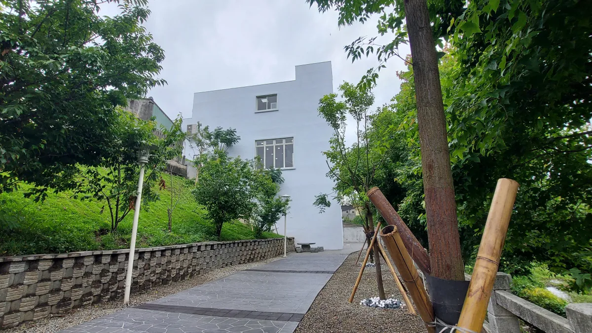翁社里活動中心的景觀綠美化,提供在地居民優質休憩空間。(圖/台中市政府)