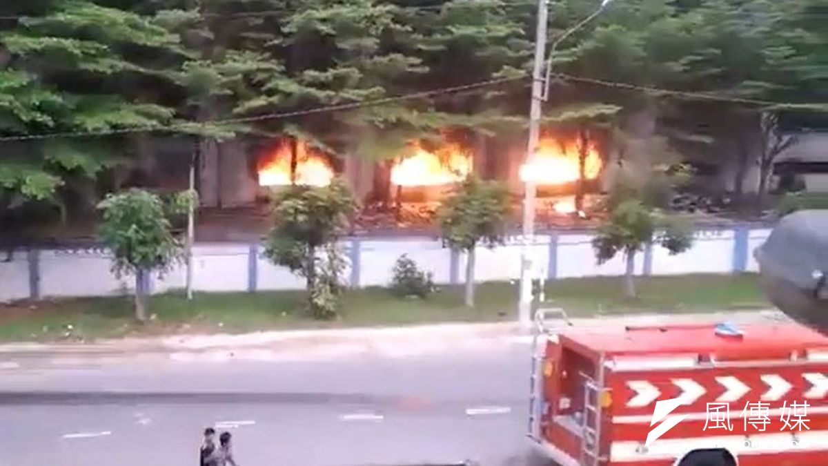 據駐處掌握訊息,越南警方預計今晚對聚集群眾展開勸離行動,因此評估沒有蔓延趨勢,也未到撤僑程度。(取自臉書) 據駐處掌握訊息,越南警方預計今晚對聚集群眾展開勸離行動,因此評估沒有蔓延趨勢,也未到撤僑程度。(取自臉書)