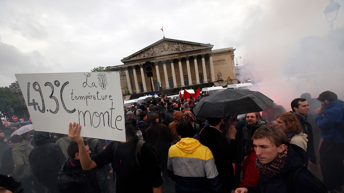 法國抗議勞動新法數月,政府強行通過法案再引衝突。(圖/美聯社) 法國抗議勞動新法數月,政府強行通過法案再引衝突。(圖/美聯社)