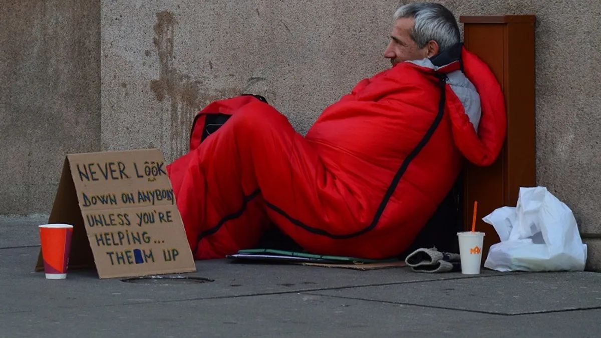 在矽谷,如果你拿的只是最低工資,那你距離夜宿街頭也不過是一張支票的距離。圖為示意圖非本人。(圖/pixabay) 在矽谷,如果你拿的只是最低工資,那你距離夜宿街頭也不過是一張支票的距離。圖為示意圖非本人。(圖/pixabay)