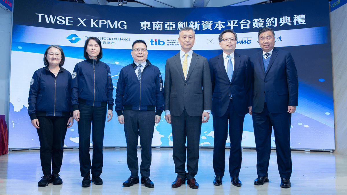 雙方代表合影。(由左至右)證交所杜惠娟副總、李愛玲總經理及林修銘董事長;KPMG安侯建業聯合會計師事務所陳俊光主席、施威銘執行長及KPMG安侯建業永續發展教育基金會于紀隆董事長。 雙方代表合影。(由左至右)證交所杜惠娟副總、李愛玲總經理及林修銘董事長;KPMG安侯建業聯合會計師事務所陳俊光主席、施威銘執行長及KPMG安侯建業永續發展教育基金會于紀隆董事長。