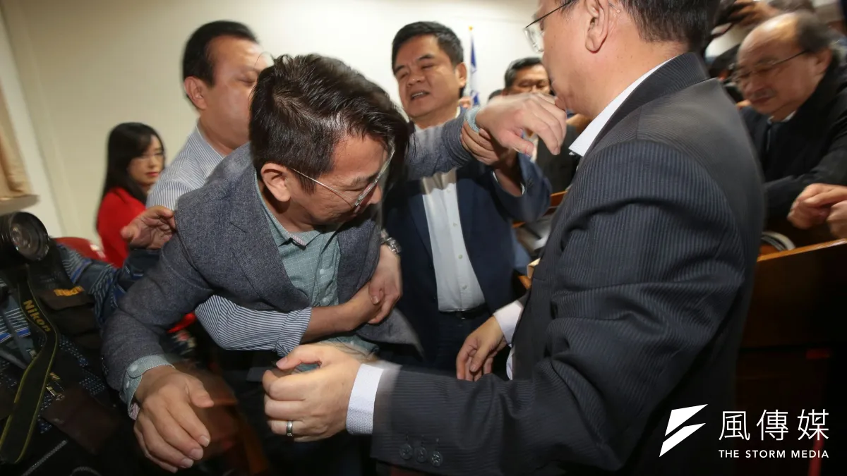 立法院社福衛環、經濟委員會4日繼續聯席審查《勞基法》修正草案,時代力量黨團總召徐永明抗議,蔣萬安在上上周發言2小時,應該公平一致,讓所有立委都擁有相同的發言時間,但遭到民進黨立委蘇震清熊抱架走。(顏麟宇攝)