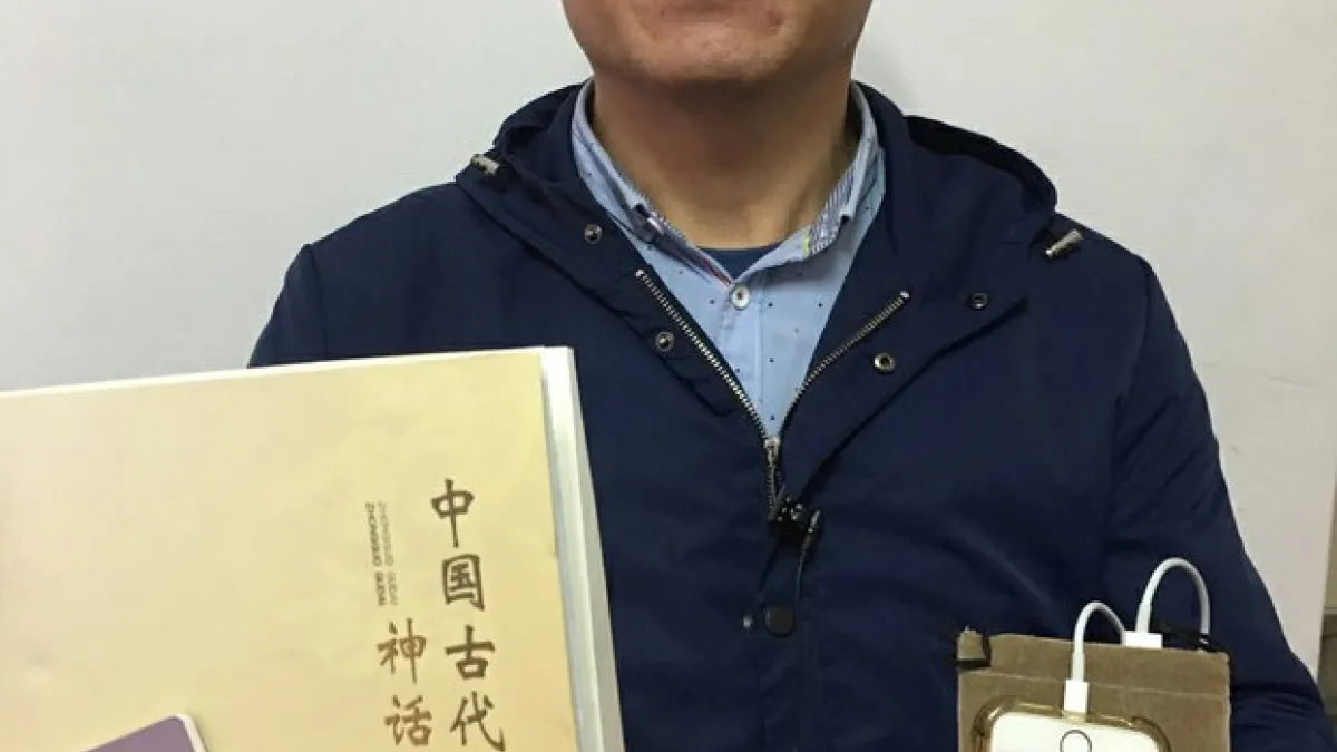 來台旅遊「跳機」尋求政治庇護的中國人士張向忠,17日晚在朋友家被移民署官員帶走。(取自自由亞洲電台)