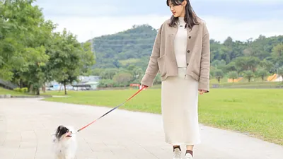 和心愛毛寶貝在新店區碧潭合影真是開心又幸福。(圖/新北市動保處提供)