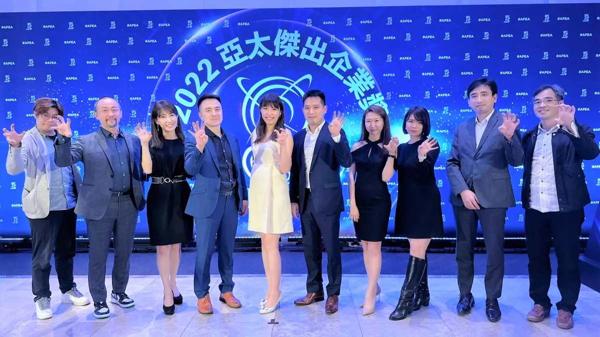 雲豹能源首次參賽便獲得【企業躍進獎】國際型獎項,總經理趙書閔(左5)、副總經理譚宇軒(右5)、發言人張建偉(左4)、公關長(左3)率領團隊參加頒獎盛會。(圖/雲豹能源提供)