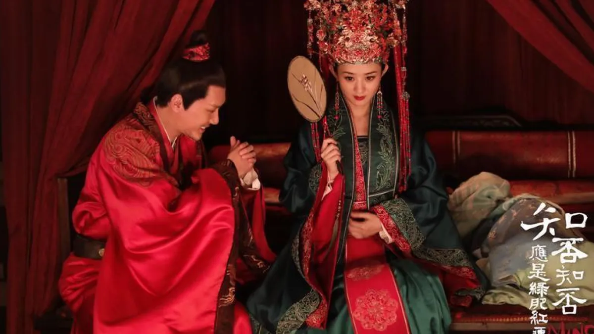 古裝劇《知否知否應是綠肥紅瘦》中,趙麗穎飾演的盛明蘭出嫁時,一身婚服、手持團扇遮住臉龐,和許多人印象中的「新娘蓋紅蓋頭」很不一樣。(圖/取自微博)