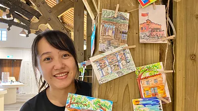 在淡水古蹟博物館任職的林昱伶一時技癢,在閒暇之餘手繪多幅古蹟畫作,令遊客直呼高手在民間。(圖/新北市政府文化局)