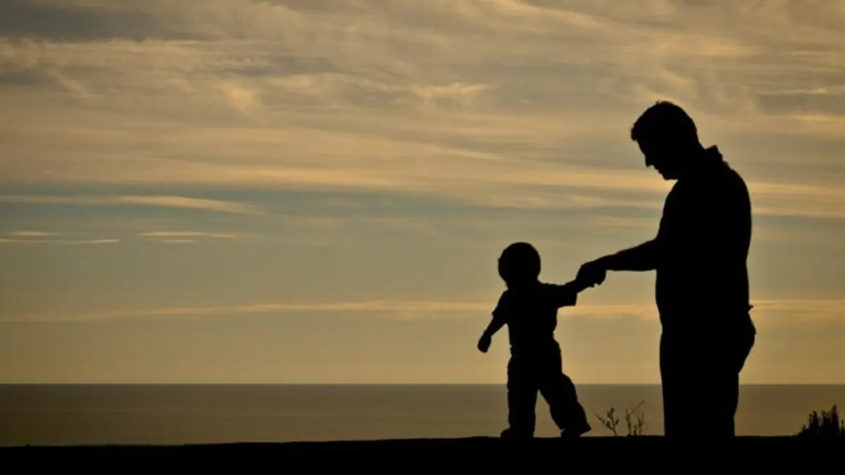 作者表示,他的自傳體散文中,兩篇關於他父親的文章,其中的核心概念,就是他父親的兩度背叛。(網路示意圖)