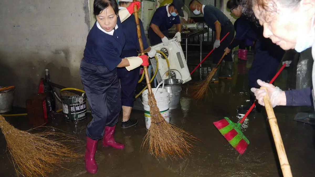 暴雨狂炸重創南投 慈濟動員百位志工清掃家園