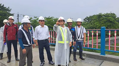 林欽榮副市長前往視察岡山筧橋,慰勞施工團隊及瞭解施工進度情形。(圖/高市工務局提供)