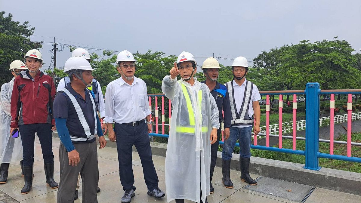 林欽榮副市長前往視察岡山筧橋,慰勞施工團隊及瞭解施工進度情形。(圖/高市工務局提供) 林欽榮副市長前往視察岡山筧橋,慰勞施工團隊及瞭解施工進度情形。(圖/高市工務局提供)