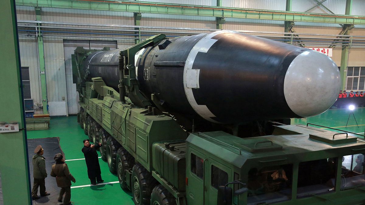 北韓官媒釋出照片,圖中金正恩親自檢視洲際彈道飛彈「火星-15」。(美聯社) 北韓官媒釋出照片,圖中金正恩親自檢視洲際彈道飛彈「火星-15」。(美聯社)