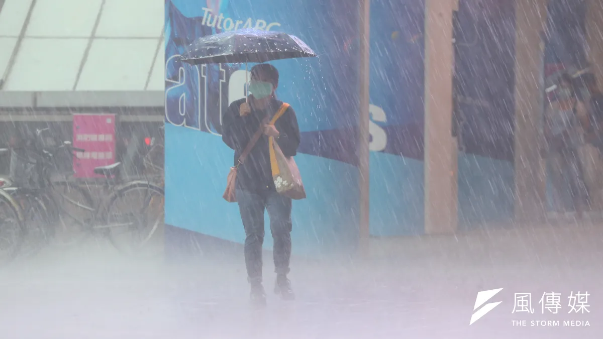 台北市4日豪大雨,有多處街道形成積水。(顏麟宇攝)