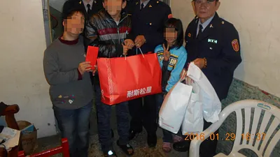 義警病故留弱妻幼子 慈警到府關懷慰問家屬