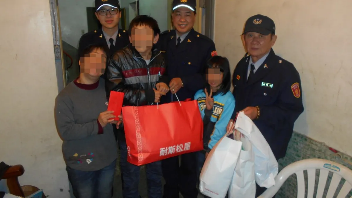 義警病故留弱妻幼子 慈警到府關懷慰問家屬