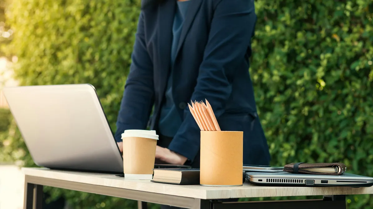 勞動部今(29)日公布最新「職類別薪資調查」結果,揭示了台灣各行各業全時受雇員工的薪資水平。(示意圖/取自pexels) 勞動部今(29)日公布最新「職類別薪資調查」結果,揭示了台灣各行各業全時受雇員工的薪資水平。(示意圖/取自pexels)