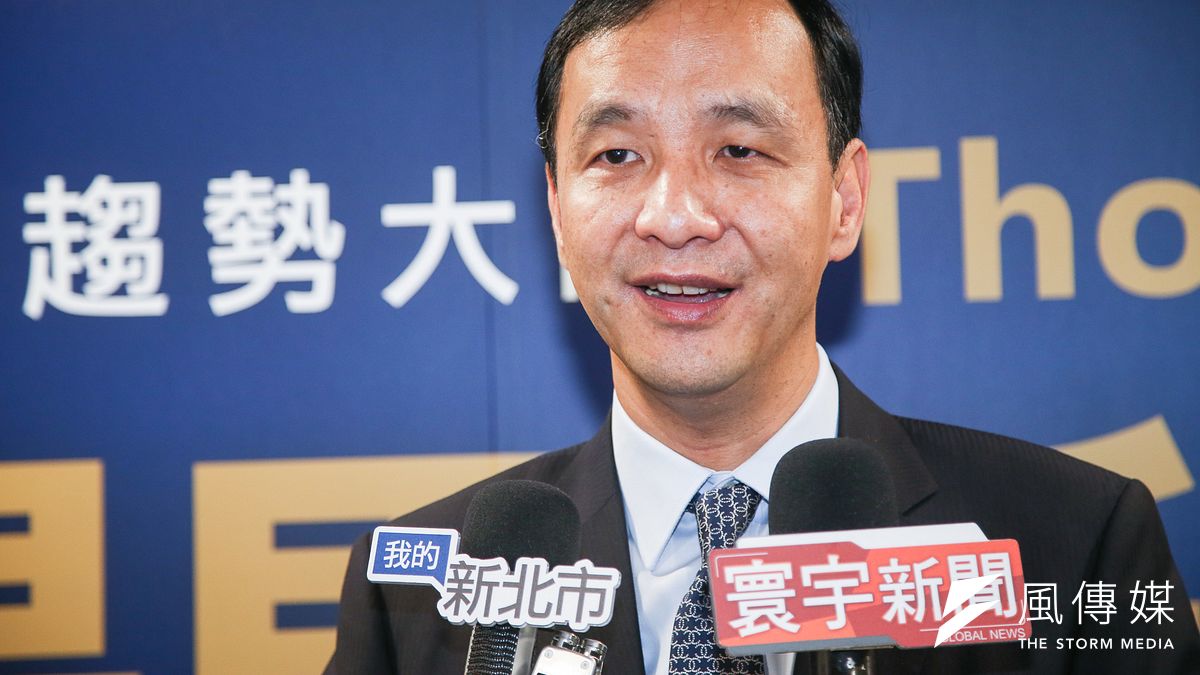 2017世界趨勢大師湯馬斯‧佛里曼訪台論壇22日在新北市登場,新北市長朱立倫致詞時表示,新北市近年的發展與佛里曼所主張的世界趨勢「3M」(市場、大自然及摩爾定律)有關。(陳明仁攝) 2017世界趨勢大師湯馬斯‧佛里曼訪台論壇22日在新北市登場,新北市長朱立倫致詞時表示,新北市近年的發展與佛里曼所主張的世界趨勢「3M」(市場、大自然及摩爾定律)有關。(陳明仁攝)