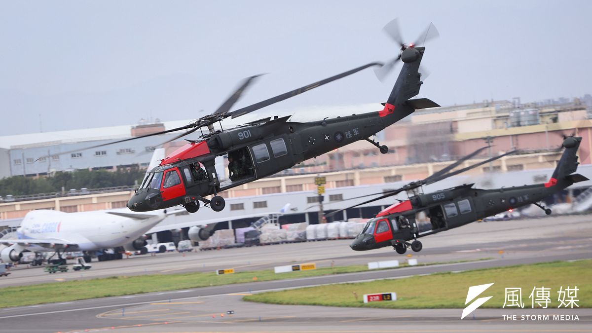 從今年漢光39號演習可窺見可窺見國軍地面作戰執行上的變化。圖為模擬敵軍空降佔領桃園國際機場。(顏麟宇攝) 從今年漢光39號演習可窺見可窺見國軍地面作戰執行上的變化。圖為模擬敵軍空降佔領桃園國際機場。(顏麟宇攝)