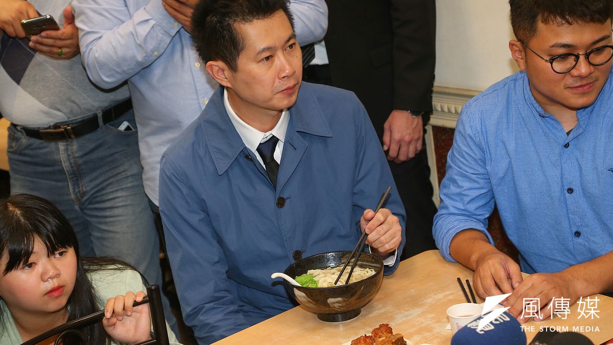 行政院發言人丁怡銘「皇家傳承牛肉麵重慶店」親自向老闆致歉。(資料照,顏麟宇攝) 行政院發言人丁怡銘「皇家傳承牛肉麵重慶店」親自向老闆致歉。(資料照,顏麟宇攝)