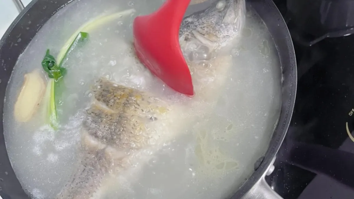 魚湯怎麼煮才好喝?主婦先做1步驟「湯頭奶白更鮮美」。(圖/翻攝自家常菜)