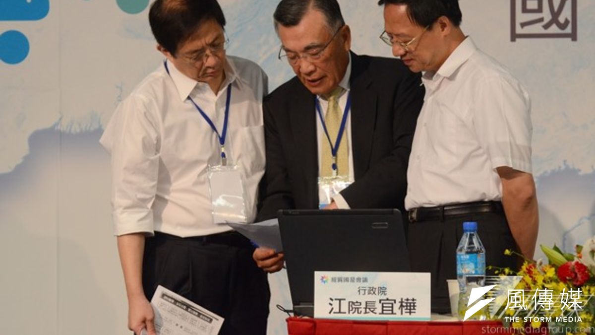 江宜樺也對在野黨溫情喊話,他說,「在朝當思在野日,在野也有在朝時」,經過國是會議,發現台灣2300萬人對前途和命運非常關切,不只經濟議題,也包括社會公平和教育。(宋小海攝) 江宜樺也對在野黨溫情喊話,他說,「在朝當思在野日,在野也有在朝時」,經過國是會議,發現台灣2300萬人對前途和命運非常關切,不只經濟議題,也包括社會公平和教育。(宋小海攝)